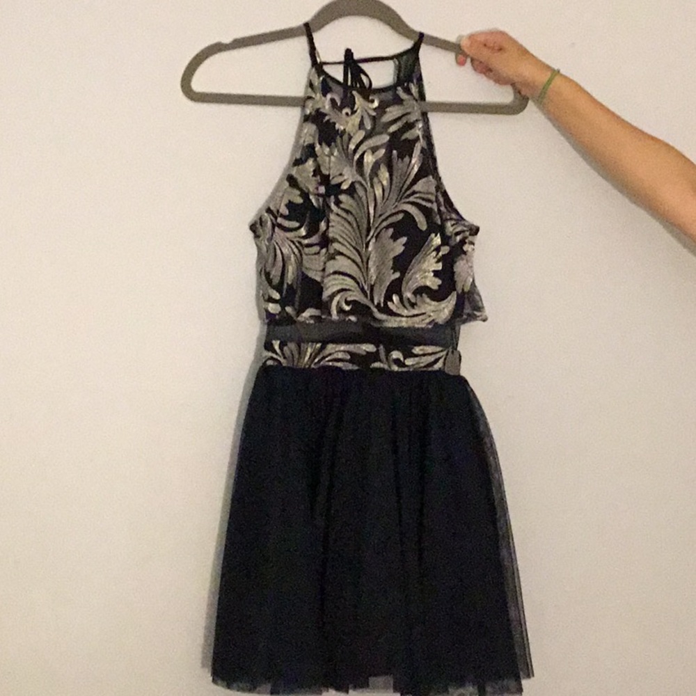 Semi-formal mesh attached two-piece dress.